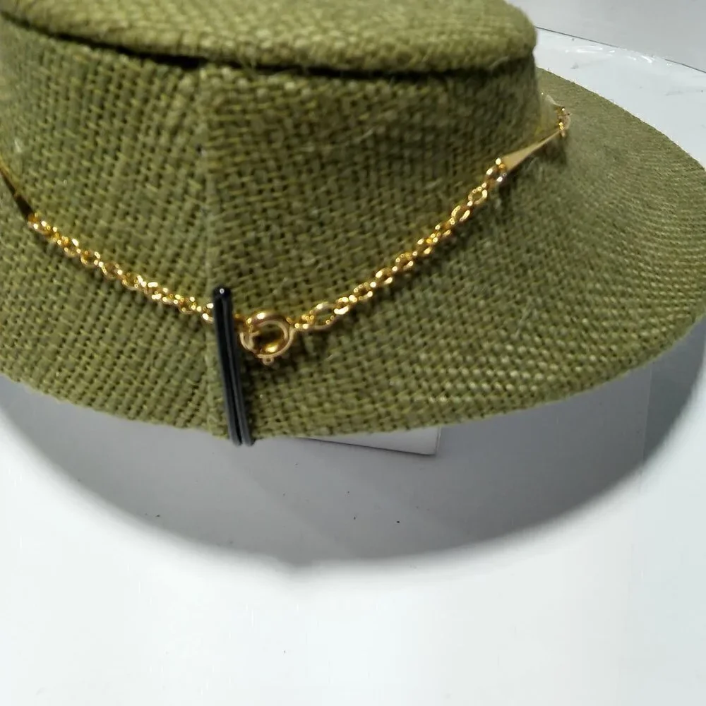 Women`s gold tone bar chain necklace.